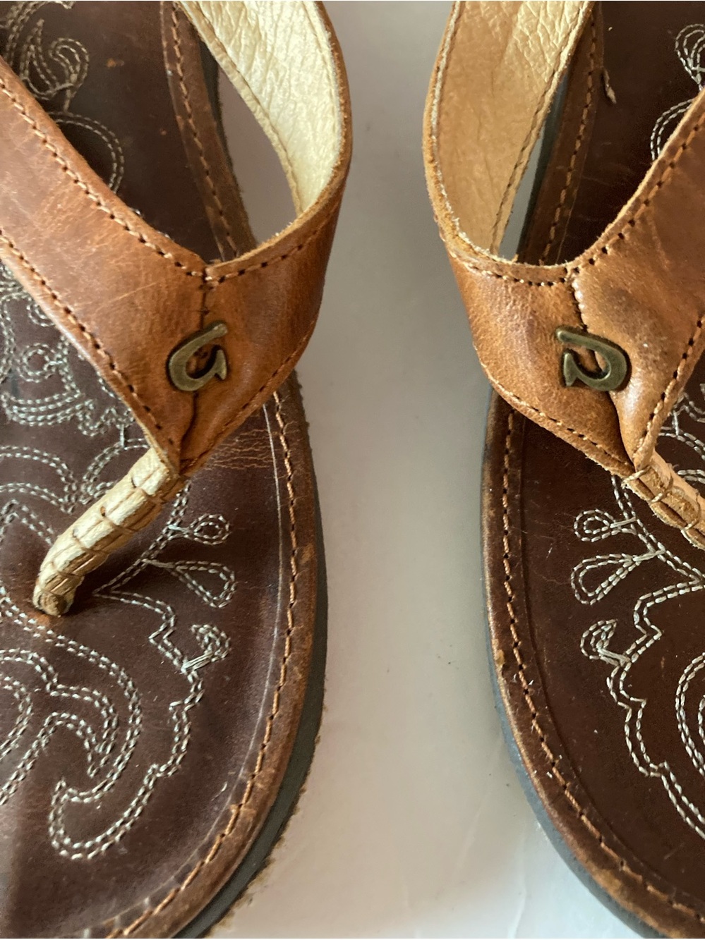 OluKai Womans SZ 8 Brown Leather Thong Sandals with Embroidered Footbed - Picture 3 of 11